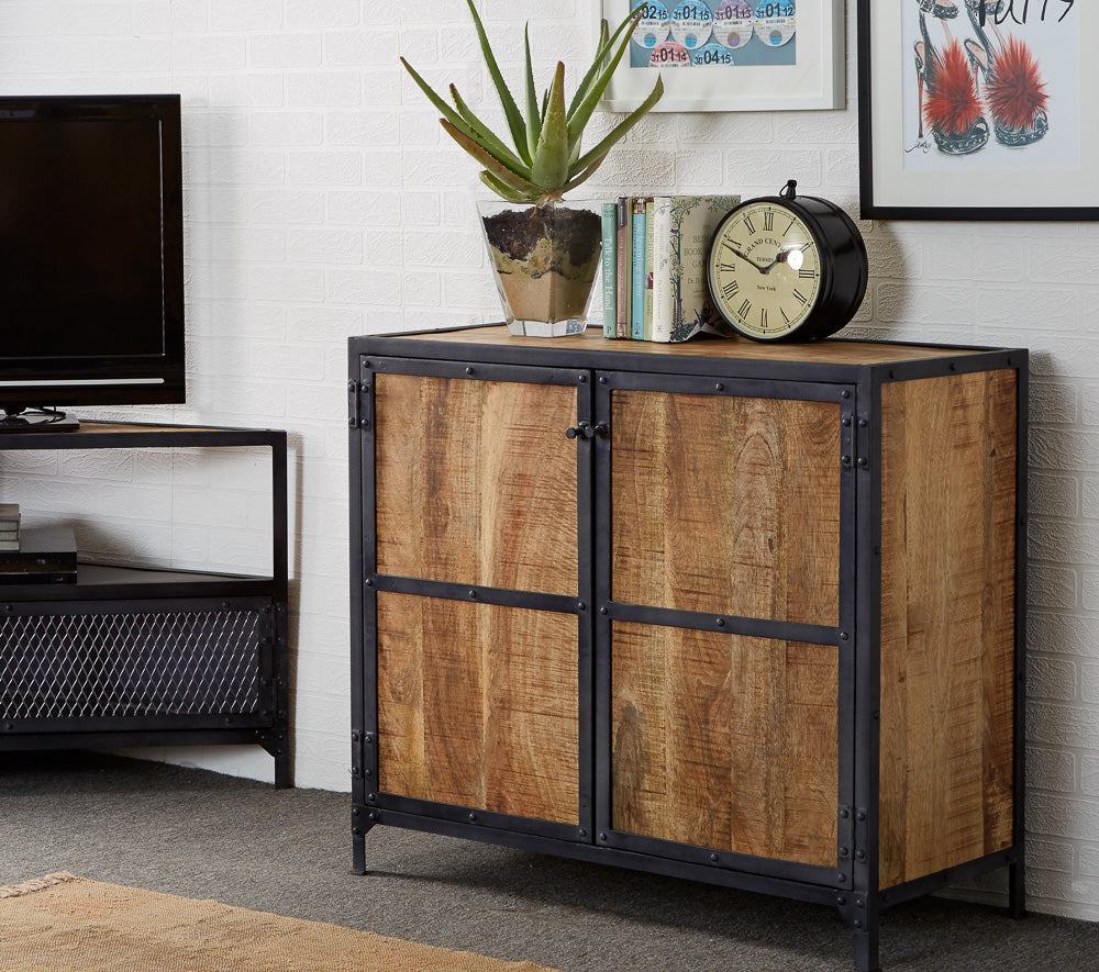 SMALL SIDEBOARD 